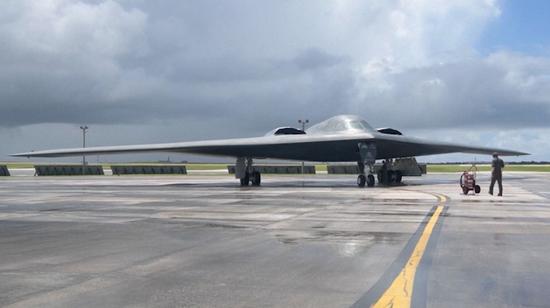 △从美国本土部署到关岛安德森空军基地的美军B-2轰炸机(图源:美国有线电视新闻网)