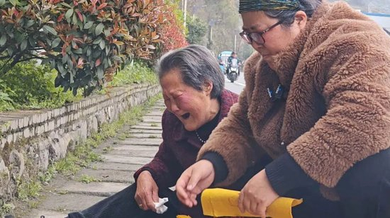 清明节前妹妹带着母亲祭奠亡姐