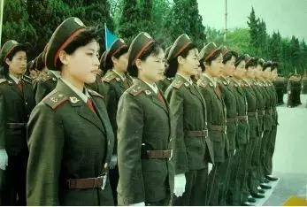 刚刚装备92式文职干部服装的女文职干部接受检阅。