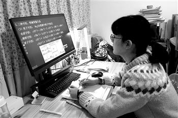 2月中旬，河北省邯郸市一名学生在家中通过网络直播接受线上教育。新华社发
