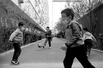 延迟开学期间，小区里的空地成了孩子们为数不多的玩乐空间之一。杨登峰 摄