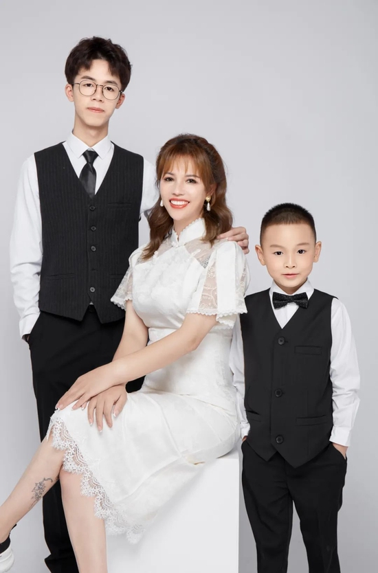 ▲ Amy和两个孩子。图 / 受访者提供