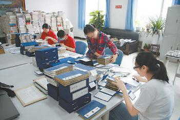  北京市古籍保护中心工作人员正在进行古籍普查。