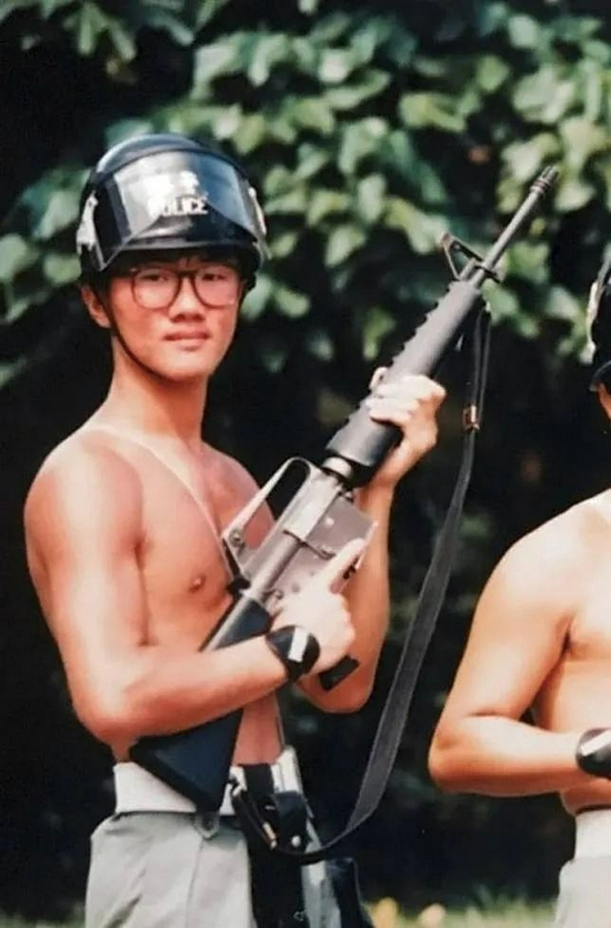 ·年轻时的萧泽颐。