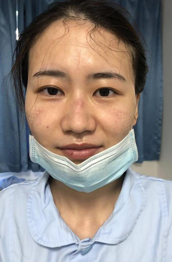 脱下防护服走出隔离病房的沈妍浑身是汗。