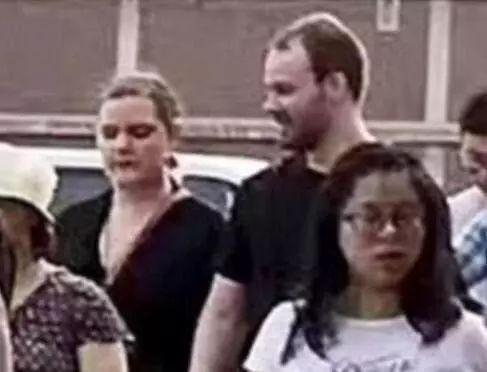 　嫌犯克里斯滕森与女友参加章莹颖的平安祈祷会