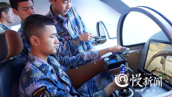 在初级舰载机模拟器上练习操控基础