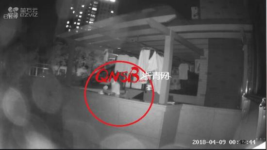 监控中偷内衣的可疑男子