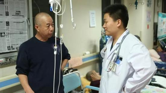 李昱在和病人家属交谈。 新京报记者杨得超、李戈戈摄