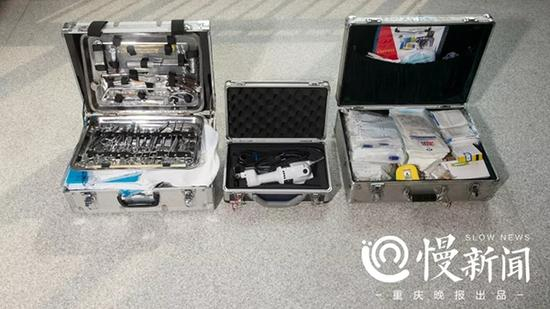 打开法医的箱子，中间是颅骨锯。