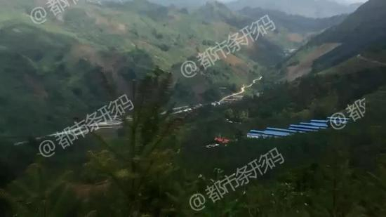 隔界村距离金水河镇有半个多小时的车程，只有一条土路可以前往。