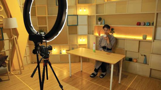 5月28日，杰斯特拉在MCN机构的工作室进行美妆类视频拍摄。新京报记者 罗亦丹 摄
