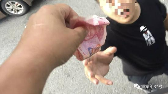 ▲保车人收取100元保车费，保证大货车禁行时间在市区畅通无阻。图/新京报暗访组