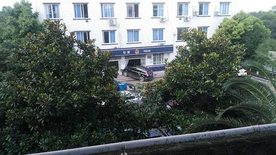 张军驾车冲撞派出所。 目击者供图