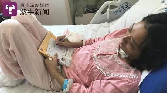 她用笔写下一串数字，因为当天是孩子出院的日子