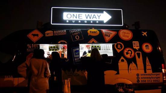 ▲Ajmi和他的汉堡车 图据法新社