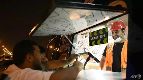 ▲在利雅得，越来越多的沙特人与Ajmi一样，开始从事蓝领工作 图据法新社