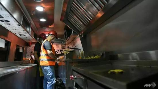 　　▲近两年，像Ajmi一样经营餐车，已经渐渐成为了沙特社会的一种新趋势，餐车经营者也开始赢得众人的尊重。图据法新社