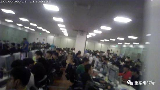  ▲数千中国人在菲律宾的珍珠大厦，通过招聘兼职，网赚，色情直播等手段面向中国国内招赌。图/新京报调查组 摄