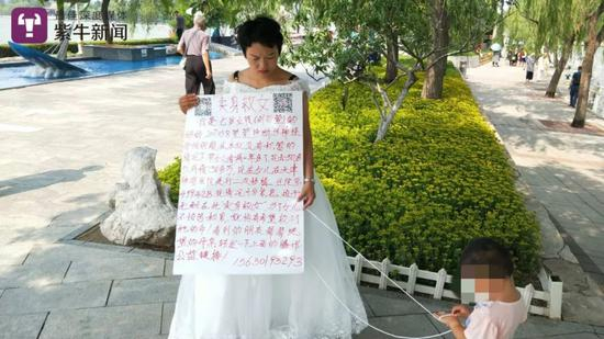  张宁带着萱萱沿街乞讨