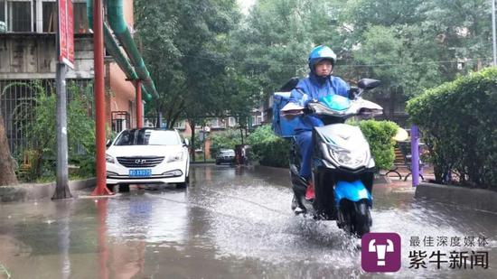  张宁在雨中送外卖