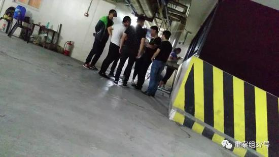  ▲图为凌晨12点，中国员工聚在划线区域抽烟。图/新京报调查组 摄