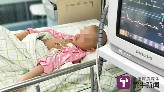  萱萱在儿科病床接受治疗