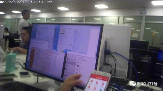 ▲每个推广员面前摆着一台电脑五六部手机，扮演“美女”、“赌托儿”等。&nbsp;图/新京报调查组 摄