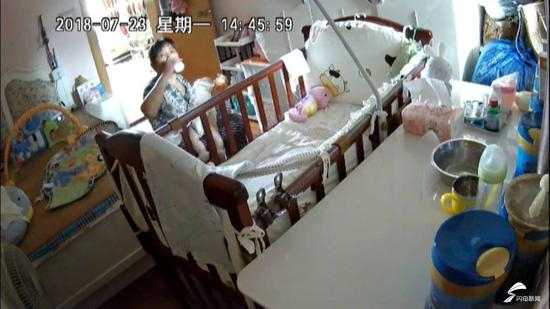  监控视频中，月嫂用婴儿奶瓶喝奶