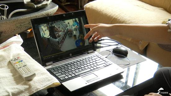 张女士向记者展示监控录像