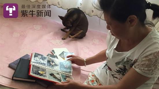 杨俪萍的母亲在端详相册