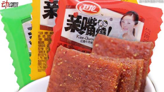 ▲公告显示，“卫龙”品牌的亲嘴烧和小面筋均被抽检查出存在违规添加的情况，两种食品均含有山梨酸和脱氢乙酸，而标准要求为不得使用。