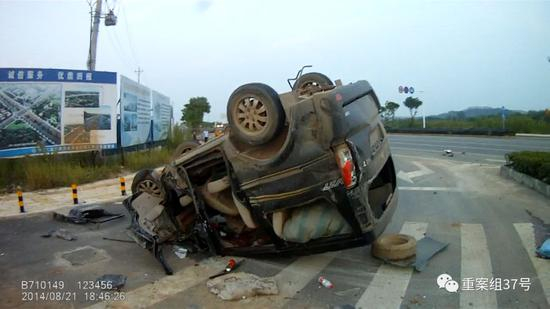 ▲事故面包车翻车倒立&nbsp;。视频截图 