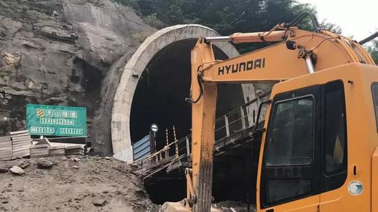 （冒天山隧道抢修现场，一辆挖机正在施工）