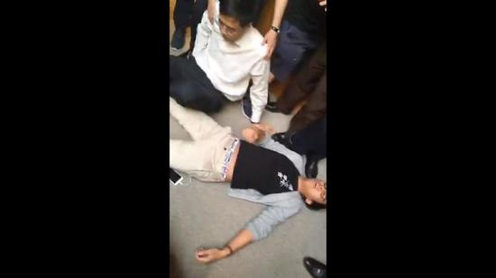 港理大副校长沈歧平（白衫）与学生会会长林颖恒双双倒地