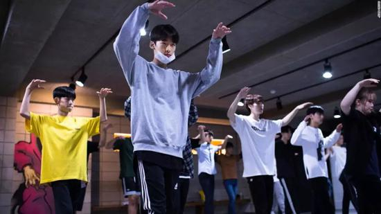  ▲16岁的李在基（左二）在Def Dance参加舞蹈课程 图据CNN