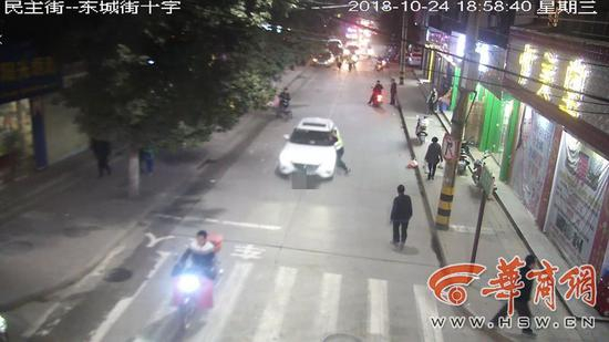 10月24日，汉阴一名男子涉嫌酒驾在接受检查时准备驾车逃跑，将交警拖行约150米。