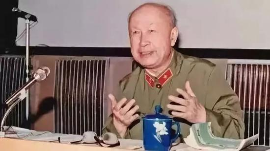  △1986年6月，钱学森到航天部办公楼畅谈航天事业30年。
