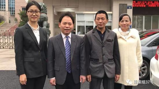 ▲宣判前，刘大蔚父母与辩护律师在法院门口合影。新京报记者&nbsp;逯仲胜&nbsp;摄