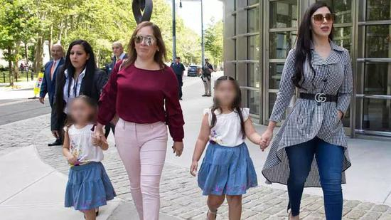 ▲2018年6月26日，古斯曼的妻子艾玛·科罗内尔（右）携两个女儿离开位于纽约布鲁克林区的联邦法院 图据美联社