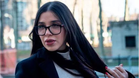 ▲古斯曼的妻子艾玛·科罗内尔出席庭审 图据CNN