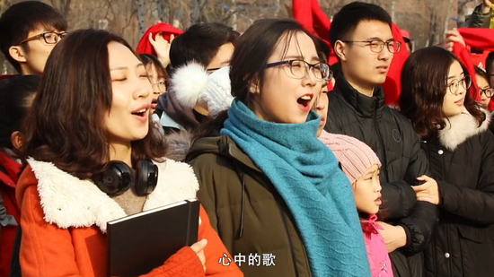 大学生陶醉心中的歌。吕岱恩网络截图
