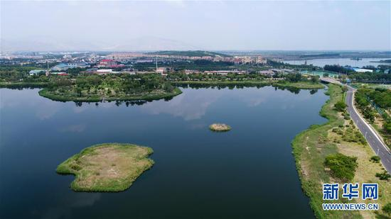 宁夏石嘴山市星海湖及周边水系贯穿城市（2018年7月31日无人机拍摄）。&nbsp; 新华社记者 王鹏 摄