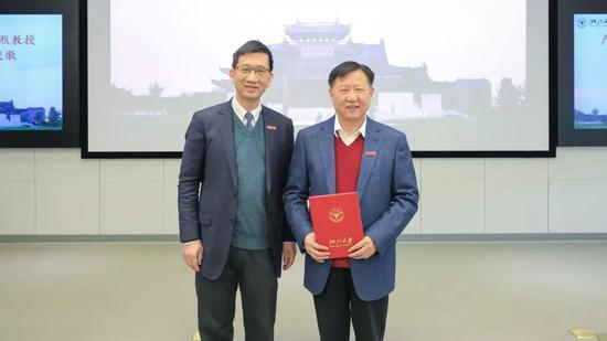 　毛光烈（右）受聘兼职教授