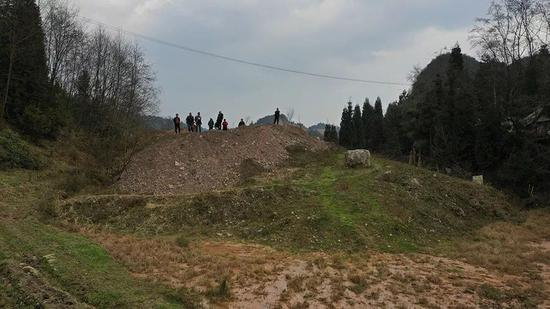 　　▲回风斜井废石场原来是条壕沟，现在已填平复垦。新京报首席记者&nbsp;陈杰&nbsp;摄