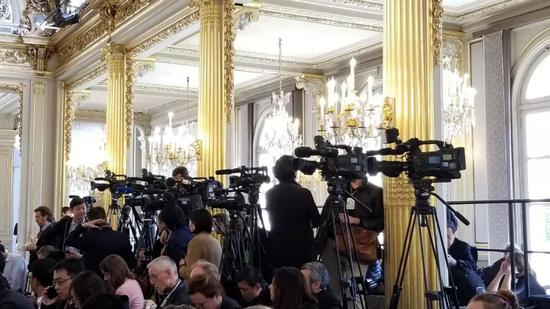  △闭幕式吸引众多媒体关注。（央视记者洪磊拍摄）