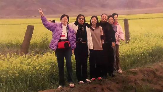 拉巴片多（右三）做导游时的工作照。