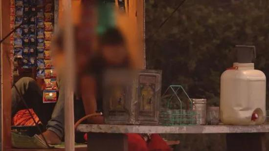 ▲在杂货店附近等待顾客的女孩们 （图via BBC）