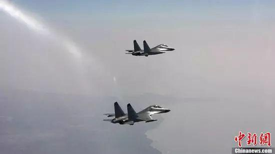  中国海军南海舰队航空兵。图为编队出击。中新社发&nbsp;黎友陶&nbsp;摄