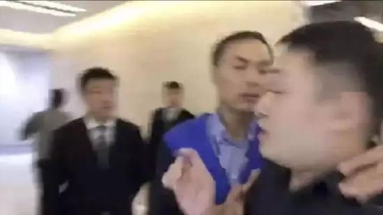  与工作人员发生冲突